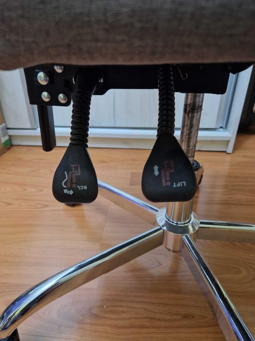 Scaun de birou ca nou, cu spatar rabatabil si suport pentru picioare