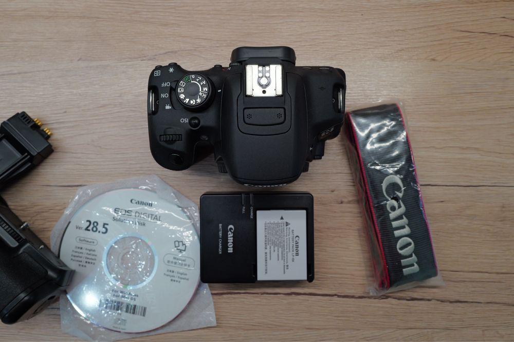 Aparat foto Nou Canon X7i Kiss 700D cu 5 cadre Grip DSLR Touchscreen