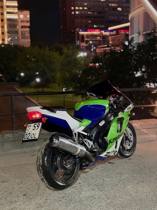 Продавам кавасаки zx7r 750