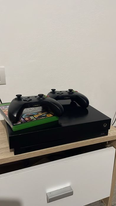 Xbox One X 1TB cu 2 controllere si 1 joc