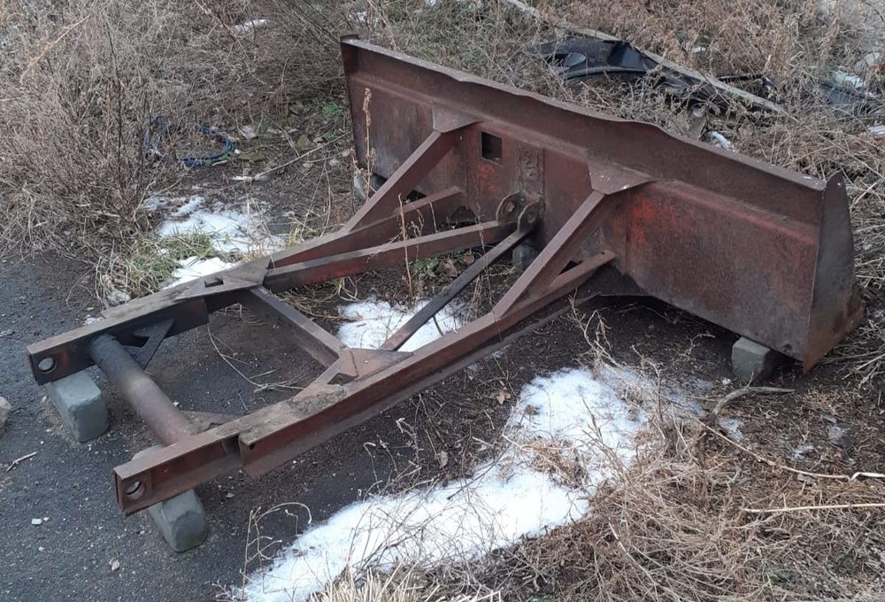 Продам плуг двухкорпусный,, бороны, движку