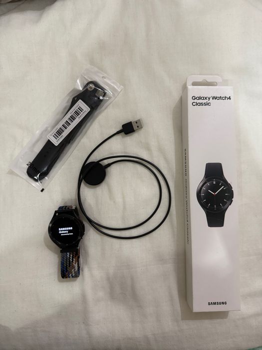 Продам смарт часы. 
Samsung galaxy watch 4 classic + два ремешка