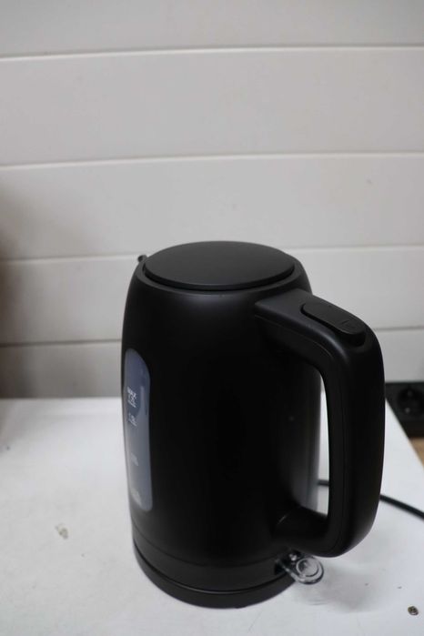 Кана Amazon Basics 1.7 л, 2200 W, без BPA с 360° основа, автоматично изключване и подвижен филтър за котлен камък, матово черно