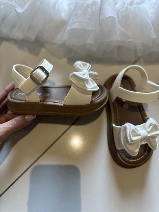 Бели сандали 25 номер