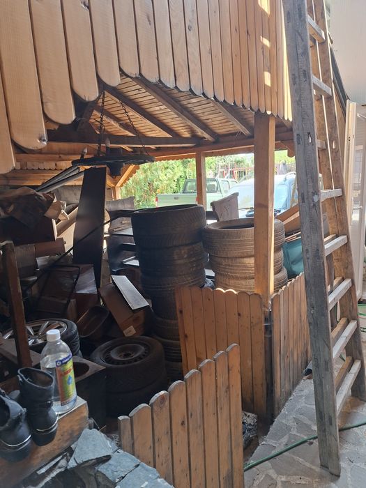 Давам място със постройка  под наем 300кв м