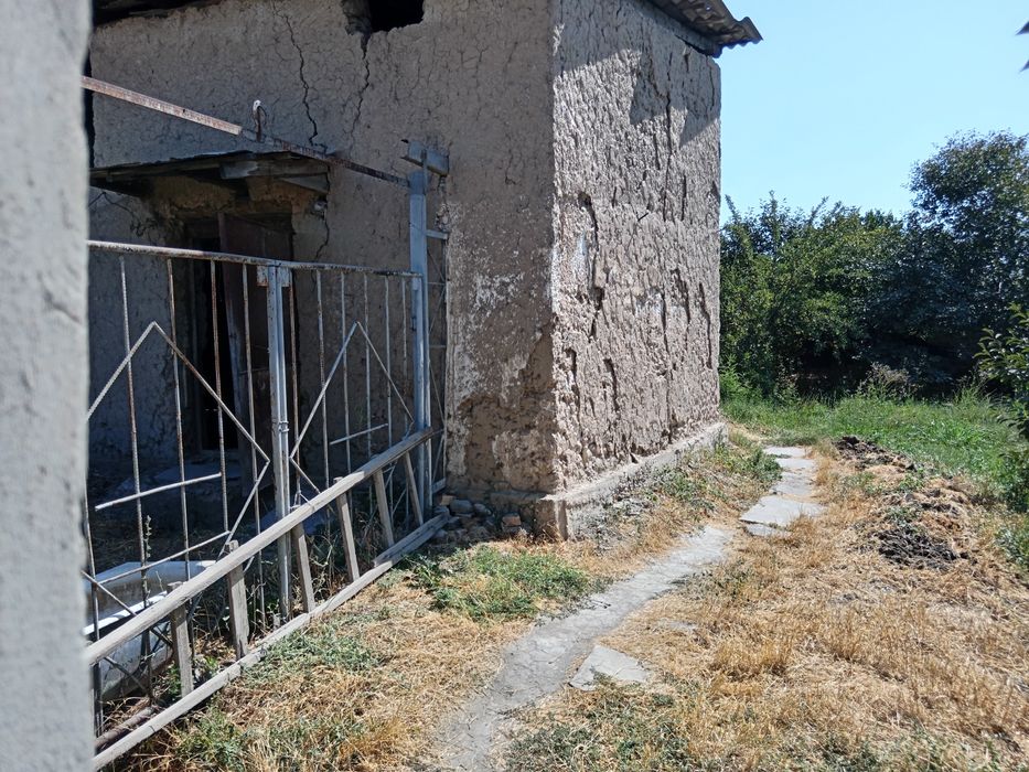 Ер сотилади 8 сотих, мол хона хаммом бор. 2 хонадон қурилишига тайёр