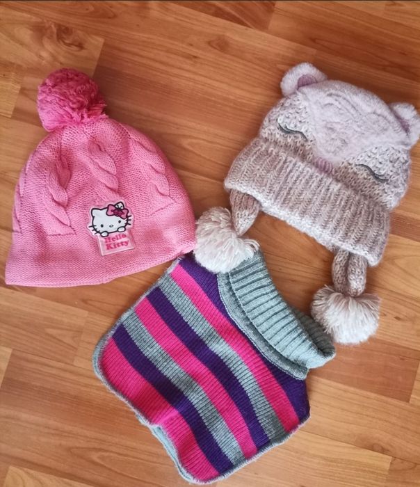 Căciuli fetite 3-4 ani, lot pret 20 lei