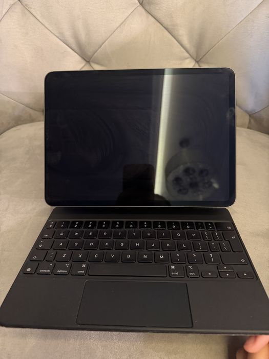 iPad Pro 11" (2020) – 256GB, Wi-Fi, impecabil + Magic Keyboard