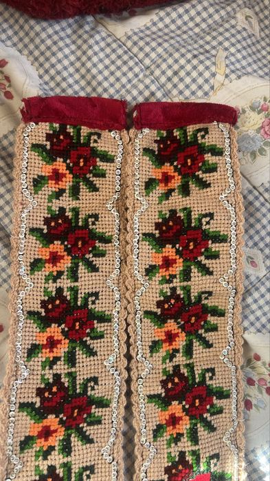 Petele cu mărgele cusute manual pentru cai