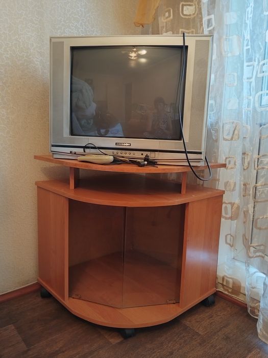 Телевизор с тумбочкой