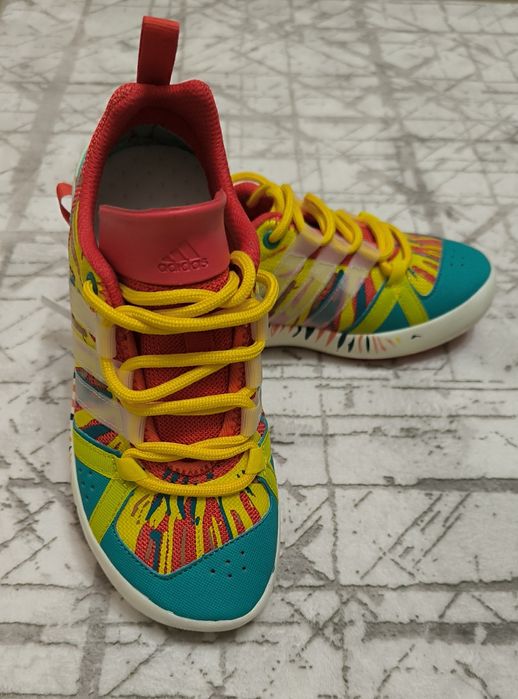 Кроссовки новые яркие