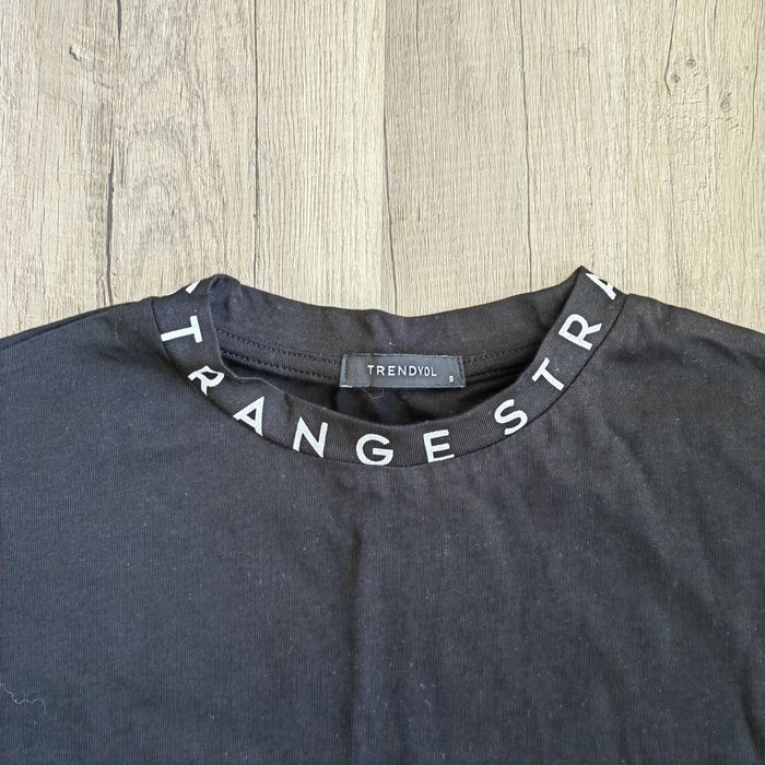 Черна тениска с надпис на деколтето