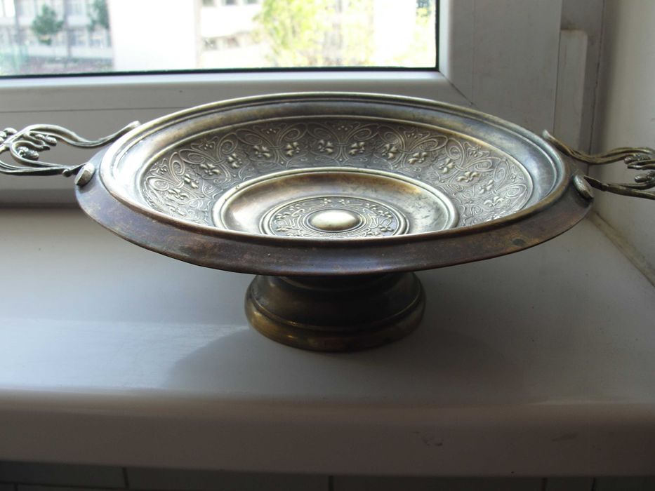 Fructiera ,tava din metal,perfect estetica si functionala,semnata