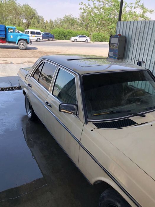 W123 Mersedes-benz.RETROO