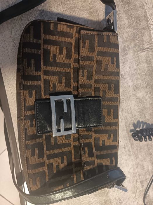 Vând geanta noua Fendi