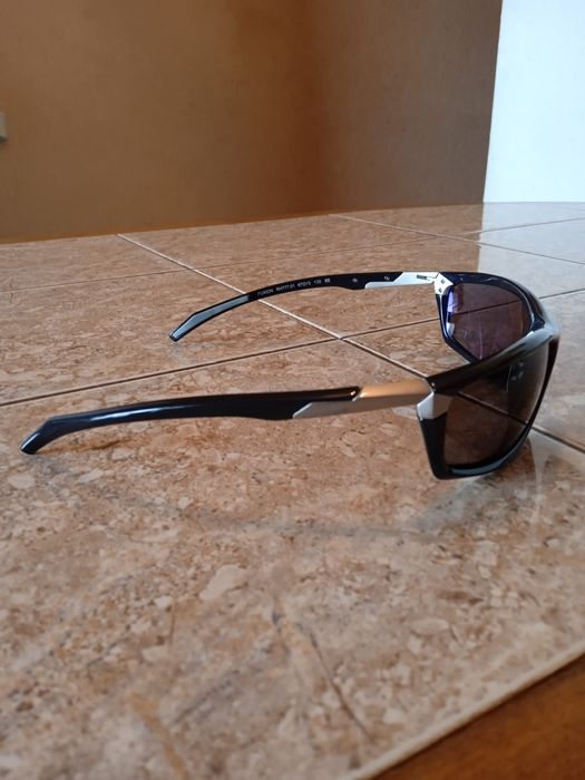 Очки солнцезащитные,антибликовые в спортивном стиле.