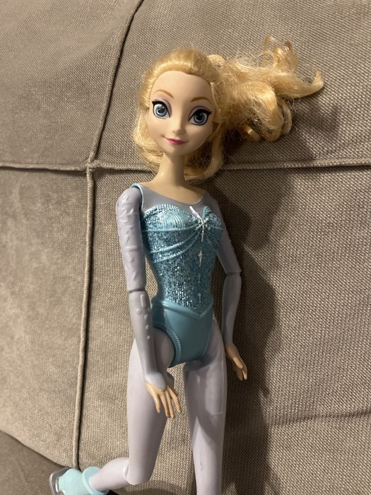 Papusa Elsa Disney Ice Skating