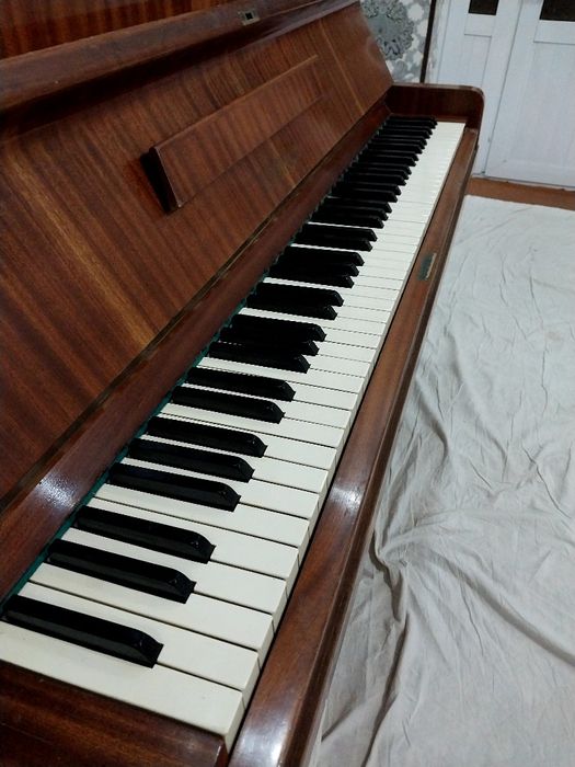 Полшада ишлаб чикарилган пианино сотилади