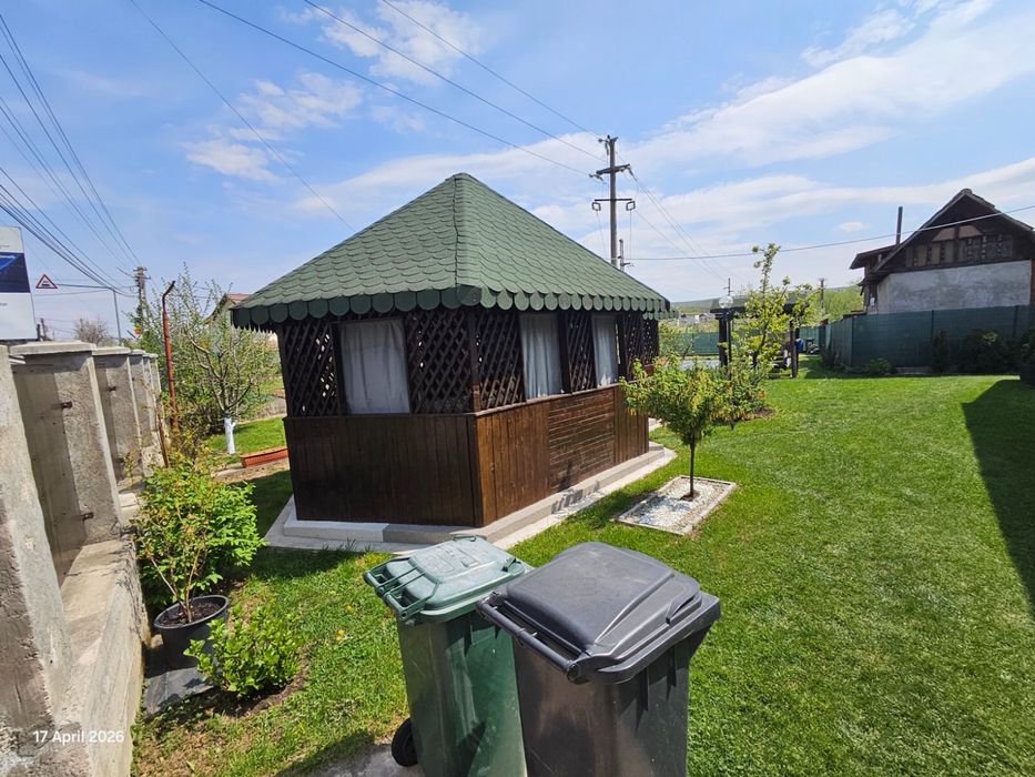 Casa de vanzare renovata recent 2025, 2 bai, 5 camere, 2 curti