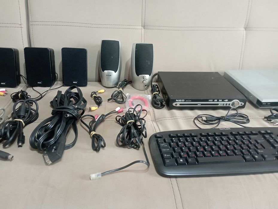 Лот DVD клавиатура кабели адаптор тонколони