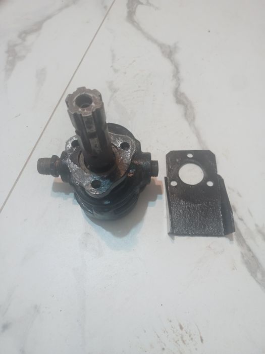 Vând pompa hidraulică