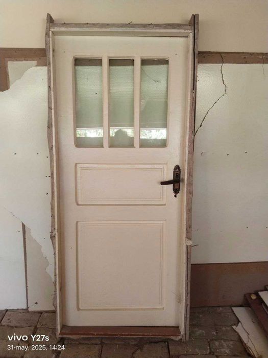 Eshik hamda derazalar sotiladi. (Har xil razmerda)