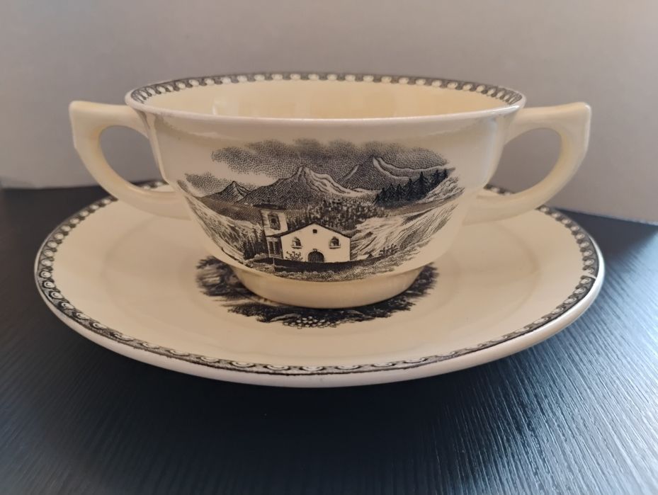 Антикварен сет за супа - купа с две дръжки с подложна чиния