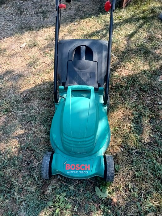 Set gradinarit Bosch: Mașină de tuns iarba Rotak 3200 + Trimmer Easytrim