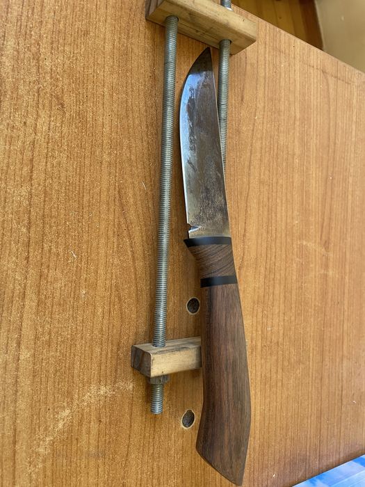 Продавам нож ръчна изработка от стомана 65 г