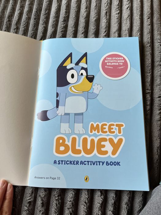 Чисто нова книжка с 50 стикера Bluey, Блуи, на английски език