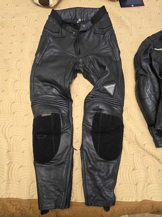 Vand costum moto din piele