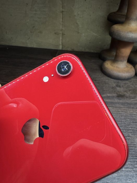 iPhone XR, красный.
