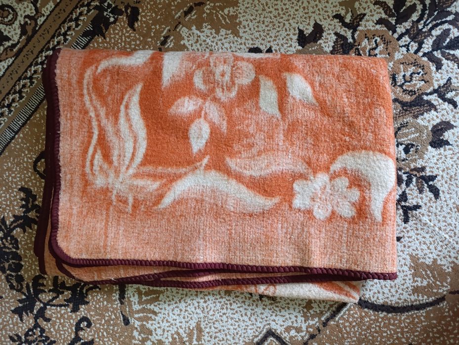 Одеялы шерстяные одинарные есть 3 штуки разные каждая по 100 тыс сум в