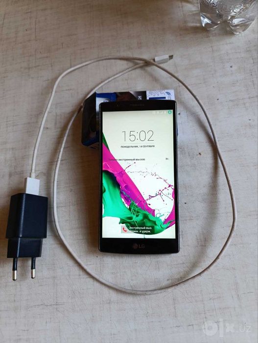 Смартфона LG G4 среднего размера.