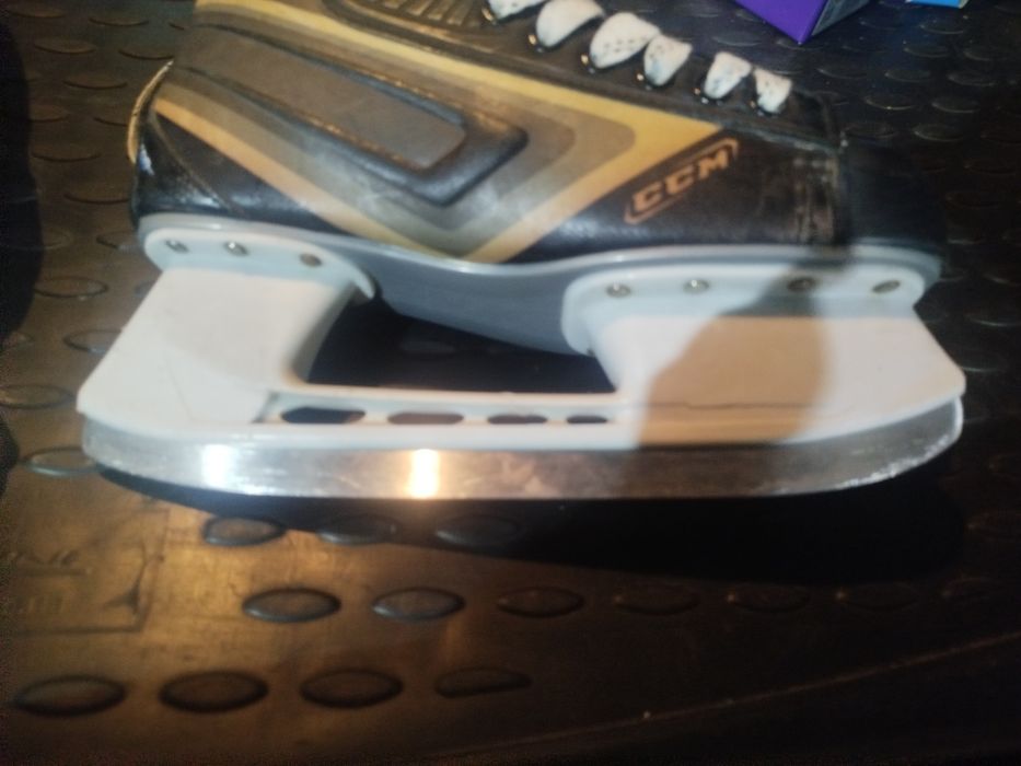 Коньки хоккейные