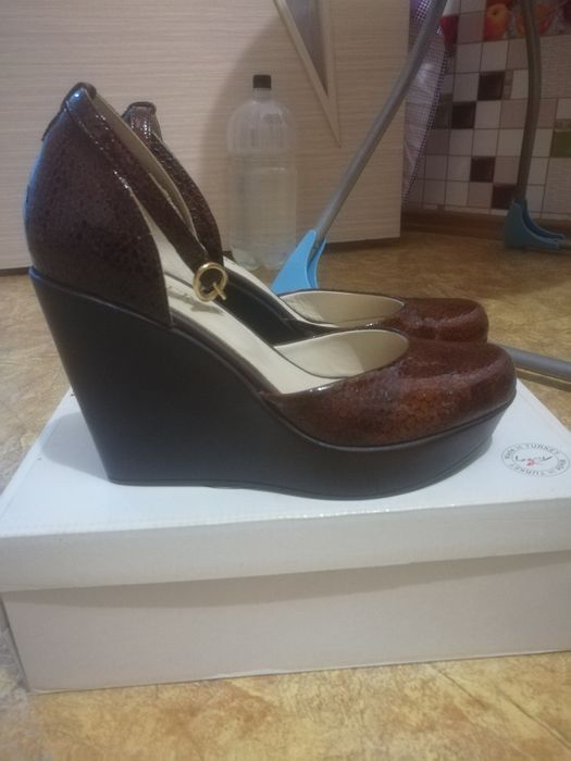 Продам натуральный кожаный туфли