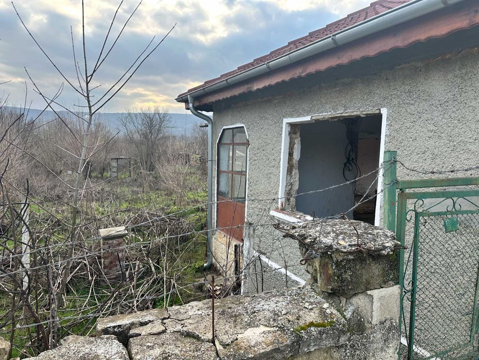 Къща с нов покрив в с. Златина, общ. Провадия, обл. Варна