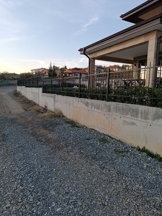 Метални врати огради и парапети от ковано и обикновено желязо.