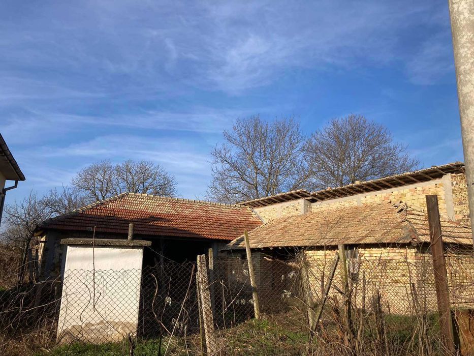 Едноетажна къща с двор и селскостопански постройки с. Медовина