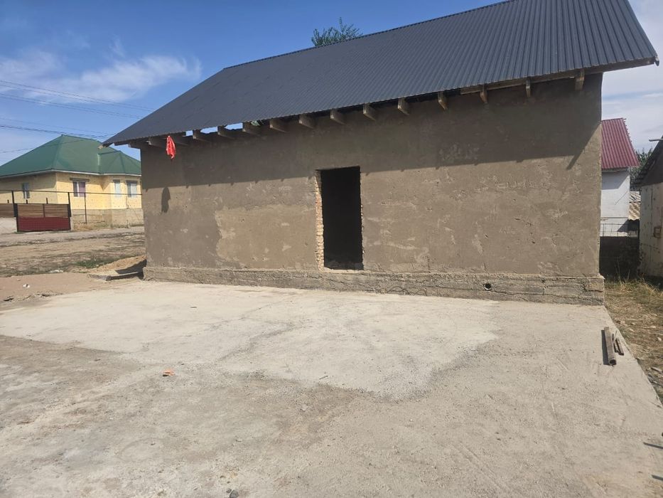 Үй сатылады қасында времянкасы бар