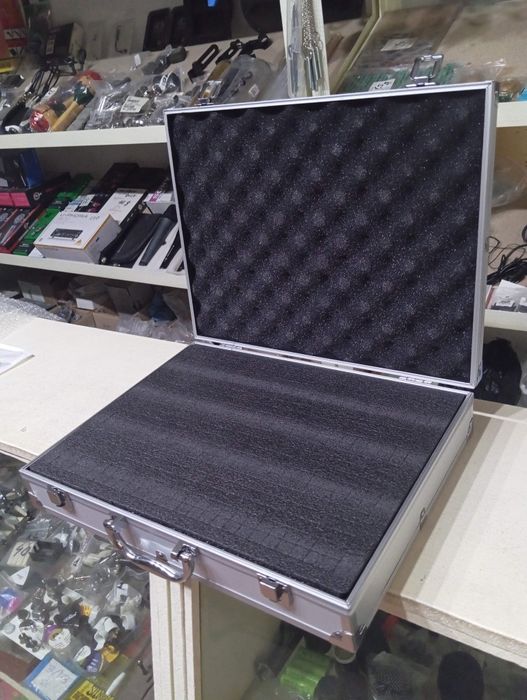 Чемодан алюминиевый сотилади