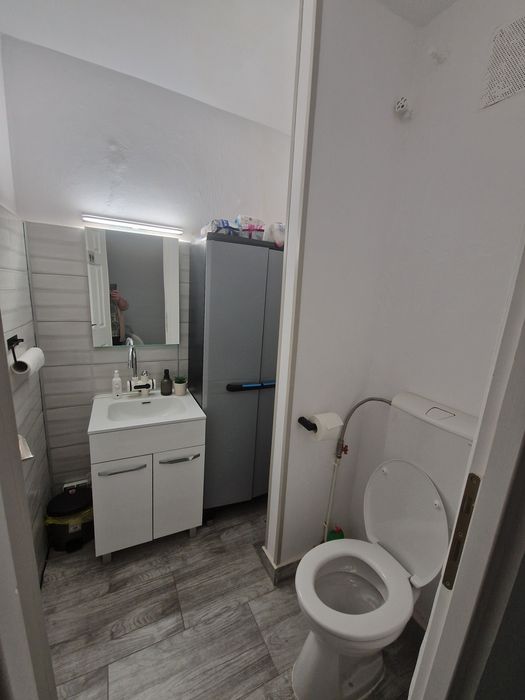 Vând spațiu comercial în Reșița, zona govândar (victoria)