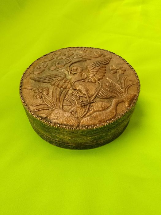 релефна медна посребрена кутия за бижута с огледало възрожденски стил