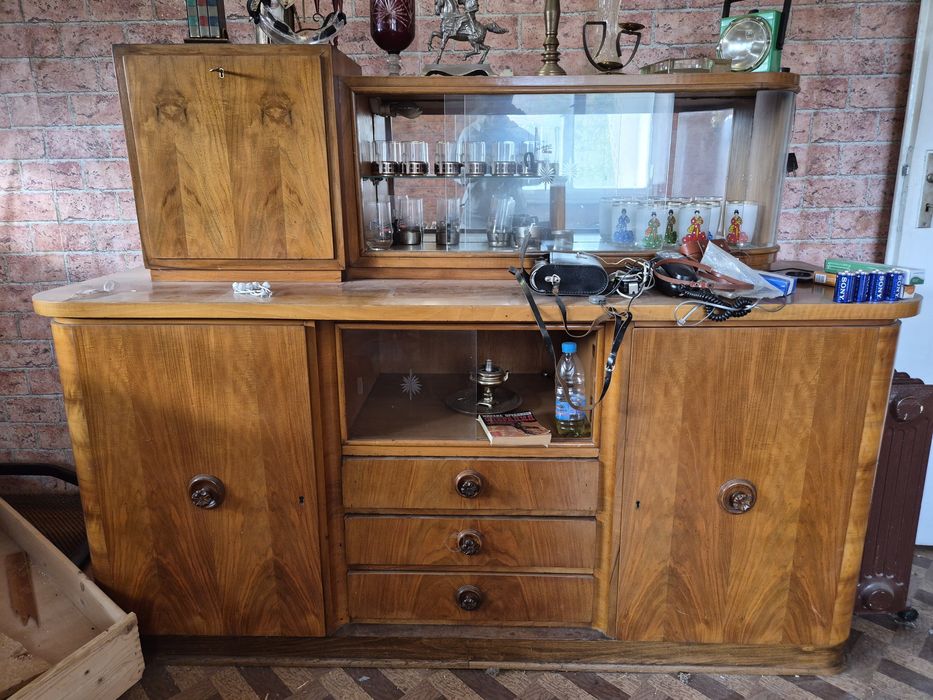 Класически бюфет от дърво