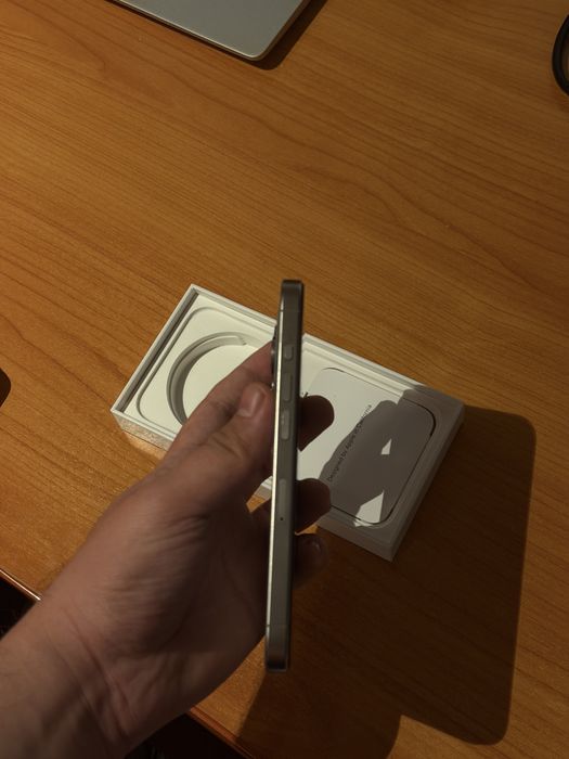 Iphone 15 Pro,cititi descrierea.