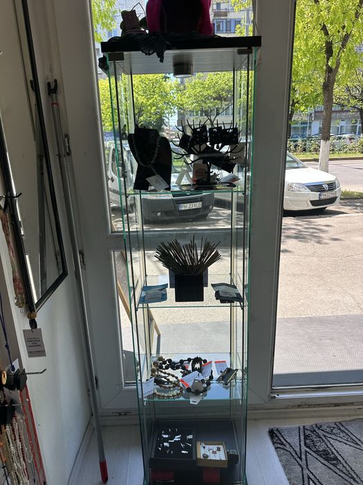 Vitrină din sticlă cu iluminare LED pentru magazin sau acasa.162 cm/42/36,se ridica personal din Ploiesti.Va rog cititi cu atentie descrierea!!!