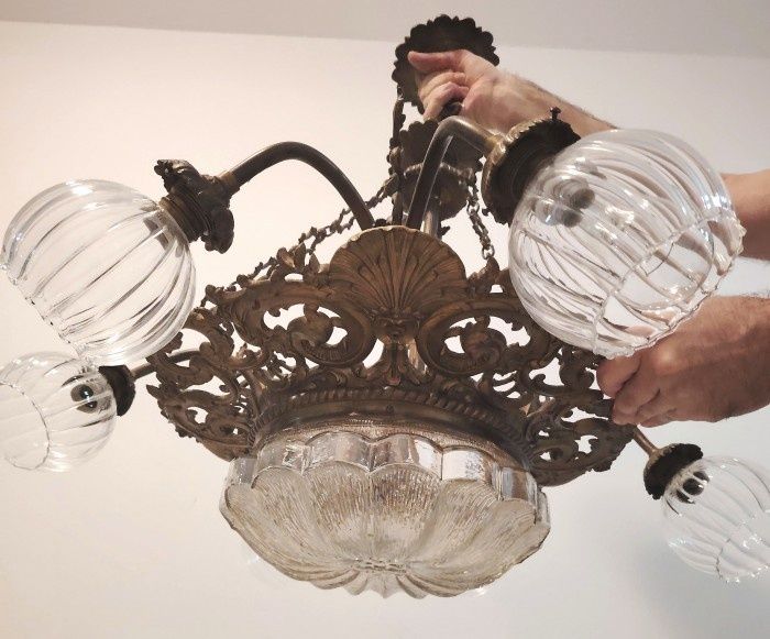 Candelabru antic din bronz masiv in stil francez și sticla centrala ,6 brațe cu abajoare din sticla model lalea,piesa foarte masiva cu o lucrătură de