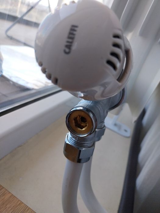 Кран с термоглава CALEFFI 4 броя, долно подаване и връщане.