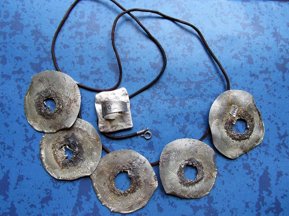 Сребърно колие с естествена кожа и пръстен