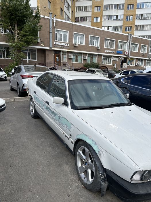 Продам машину бмв е34